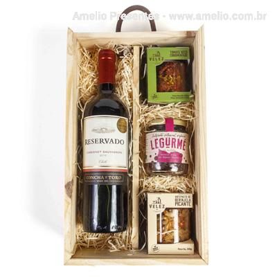 Kit 1 Vinho e 3 Aperitivos na caixa de Pinus